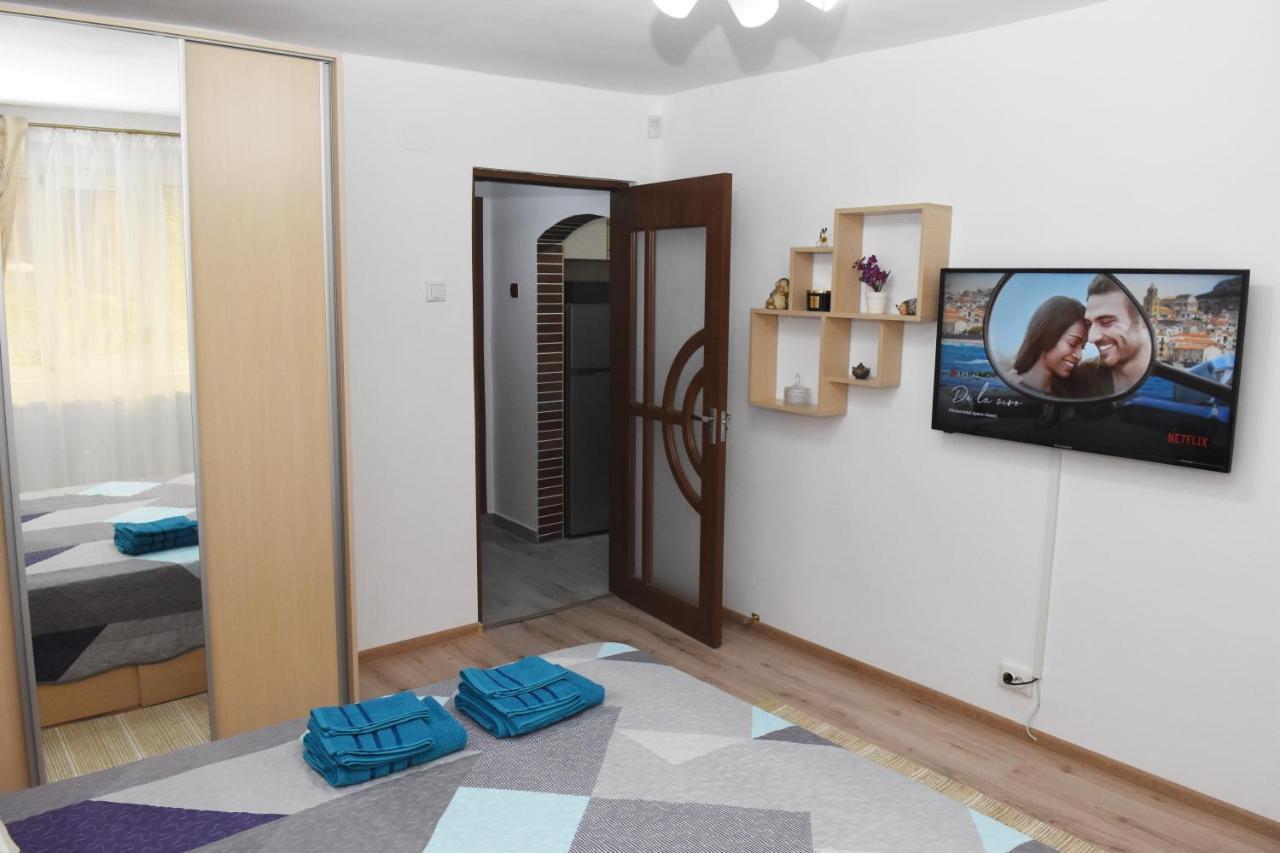 1St Apartment Nehoiu Exterior foto
